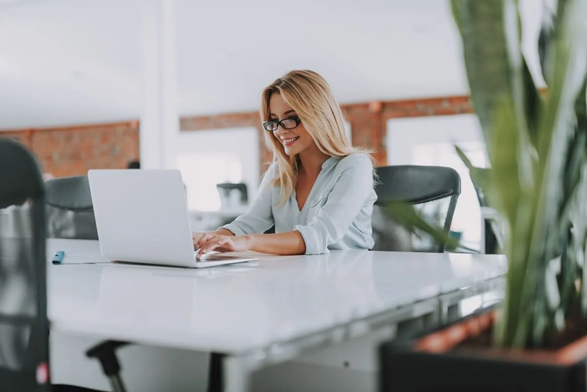 Kobieta-z-laptopem-przy-biurku-sesje-coachingu