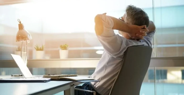 Mezczyzna-przy-biurku-odpornosc-psychofizyczna