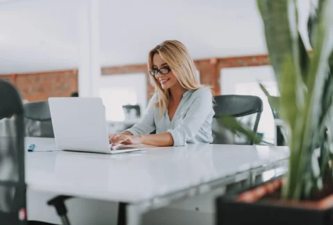 Kobieta-z-laptopem-przy-biurku-sesje-coachingu