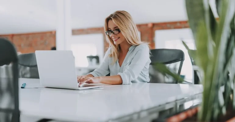 Kobieta-z-laptopem-przy-biurku-sesje-coachingu