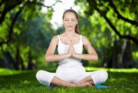 cisza-dziewczyna-medytacje-i-techniki-relaksu