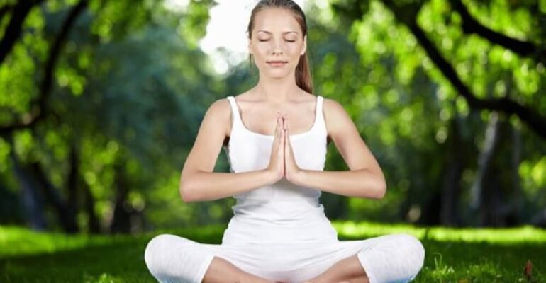 cisza-dziewczyna-medytacje-i-techniki-relaksu