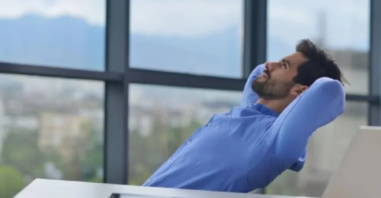 przy-biurku-coaching-emocji-1